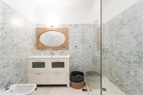 FLH Cascais Spacious Apartment with Balcony