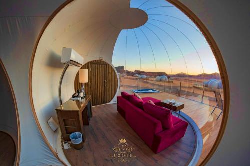 Letto o letti in una camera di Wadi Rum Bubble Luxotel