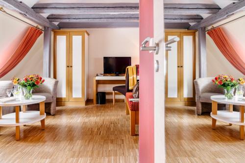 a living room with a table and chairs at Hotel am Jungfernstieg in Stralsund
