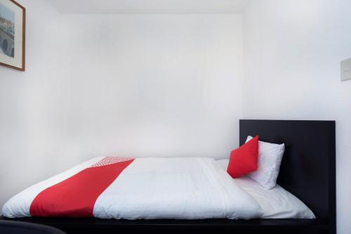 a bedroom with a bed with red and white at Ｔａｂｉｓｔ ホテル塩釜&松島 in Shiogama
