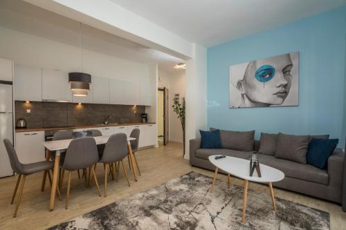 Athens Morum City Apartments tesisinde bir oturma alanı