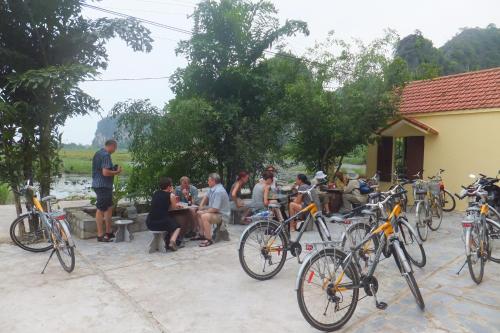 een stel fietsen geparkeerd voor een groep mensen bij Tam Cốc Anna Thắm Hotel in Ninh Binh