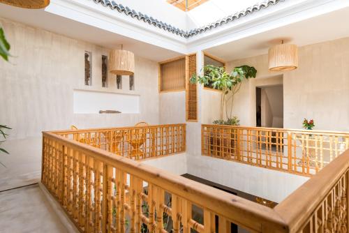 drewnianych schodów w pokoju z sufitem w obiekcie Medina Sun w Marakeszu