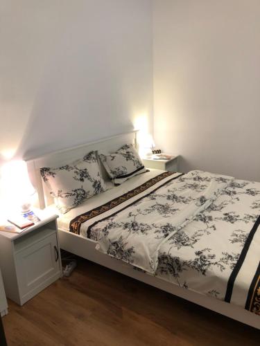 1 dormitorio con 1 cama y 2 mesitas de noche en Poppys Apartment en Arad