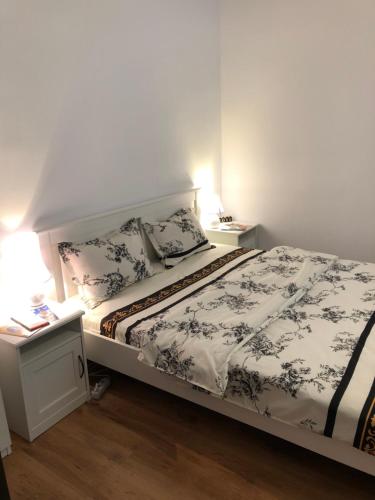 um quarto com uma cama e duas mesas de cabeceira em Poppys Apartment em Arad