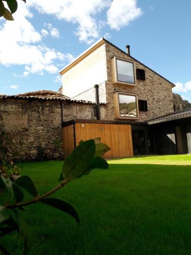 a house with a green lawn in front of it at Hotel EN in El Pont de Suert