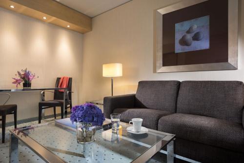 a living room with a couch and a coffee table at Maritim Hotel Düsseldorf in Düsseldorf