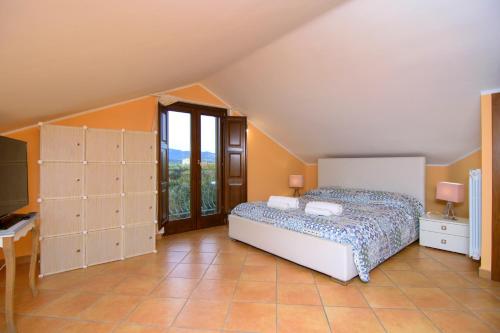 una camera con letto, tavolo e finestra di Dominella a Casal Velino
