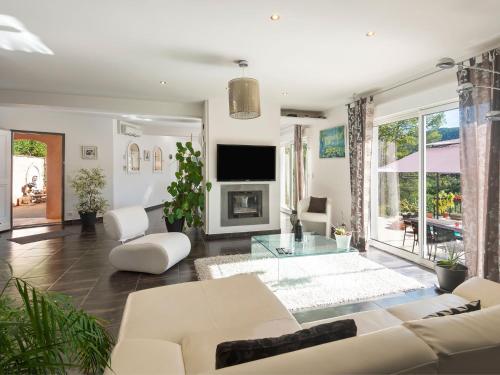 Gallery image of Spacious villa with private pool in Claviers