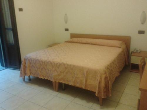 una camera con un letto di La Pania a Stazzema
