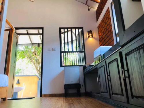 un couloir d'une maison avec un escalier et des fenêtres dans l'établissement Rovenluck Eco Cabana, à Weligama