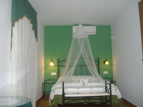 um quarto com uma cama de dossel em Posada del Teso, Norte provincia Cáceres, Tierras de Granadilla em Cerezo