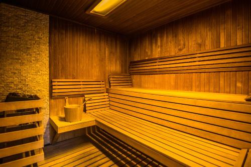 a boiler room with a toilet in the middle at ParkHotel Łysoń in Inwałd