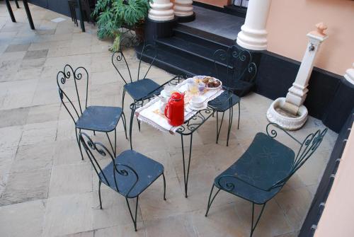 a table and chairs on a sidewalk with a table and chairs at Villa Rocca Leivi in Leivi