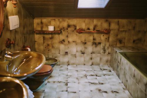 ホーホにあるVilla-Alpenblickのバスルーム(洗面台2つ、トイレ2つ付)