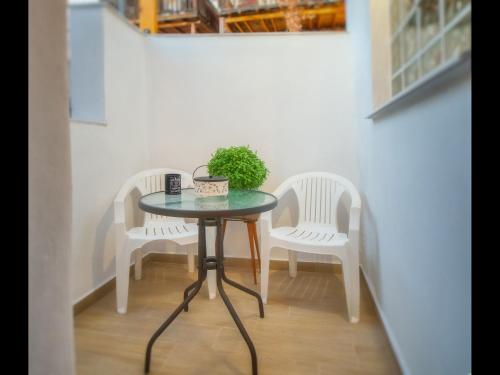 a small table and two chairs in a room at CHEZ KONSTANTINOS in Kallirakhi