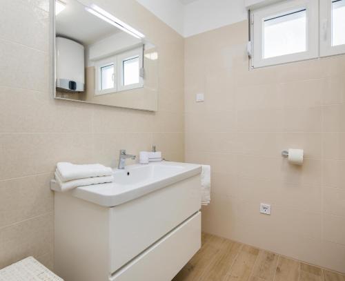 A bathroom at Apartments Alba 1