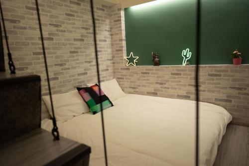 Imagen de la galería de YouI98 Guesthouse一層一戶大坪數套房#本國旅客須先匯款, en Tainan