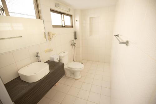 Bilik mandi di YouI98 Guesthouse一層一戶大坪數套房#本國旅客須先匯款