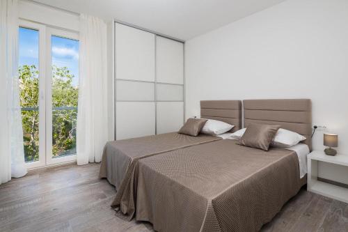 Un pat sau paturi într-o cameră la Apartments Alba 1