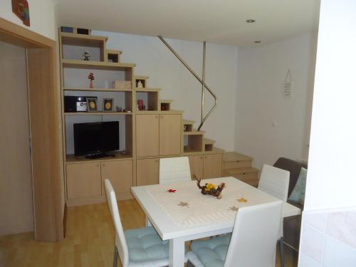 Η κουζίνα ή μικρή κουζίνα στο Holiday Home Neokrnjena Narava