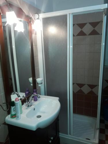 een badkamer met een wastafel en een douche bij SOLE E LUNA in Taranto