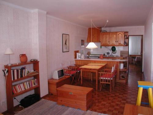 cocina y sala de estar con mesa y sillas en Apartment Wolf en Lourinhã