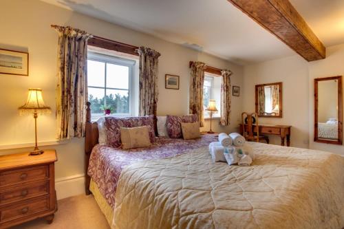 Tempat tidur dalam kamar di Middlehead Cottages