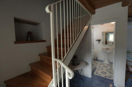 una escalera en una casa con lavabo en Borgo Rosso di Sera Resort en San Lucido