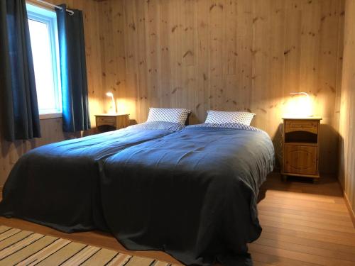 Säng eller sängar i ett rum på Laukvik Suites