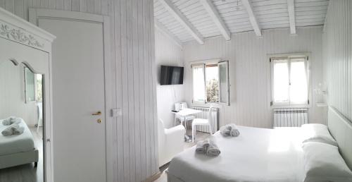 a white room with a bed and a window at Junior Suites Venezia in Venice