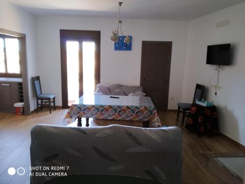 ein Wohnzimmer mit einem Sofa und einem Tisch in der Unterkunft Casa Los Caños de Setenil in Setenil de las Bodegas