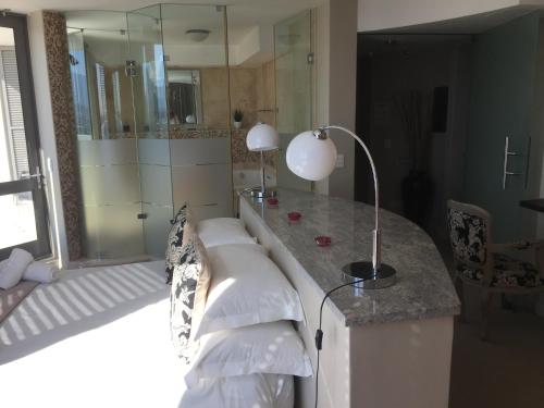 Η κουζίνα ή μικρή κουζίνα στο Hibernian Towers 1802 Self Catering Accommodation Strand Western Cape South Africa