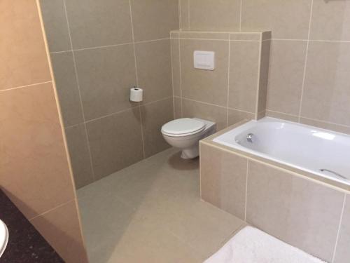 Ένα μπάνιο στο Hibernian Towers 1802 Self Catering Accommodation Strand Western Cape South Africa