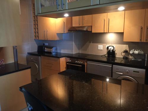 Η κουζίνα ή μικρή κουζίνα στο Hibernian Towers 1802 Self Catering Accommodation Strand Western Cape South Africa