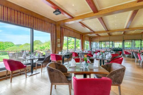 Strandgrün Golf- & Spa Resort tesisinde bir restoran veya yemek mekanı
