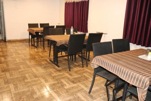 Un restaurante o sitio para comer en Hotel Venkateshwar