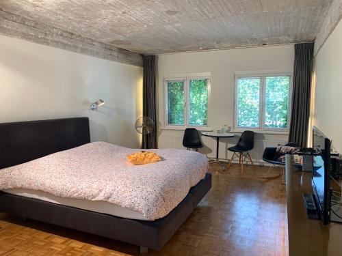 una camera con letto, tavolo e finestre di B&B Yellow Submarine ad Anversa