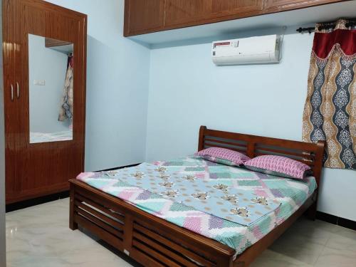 Кровать или кровати в номере Shri Sai Apartment AC