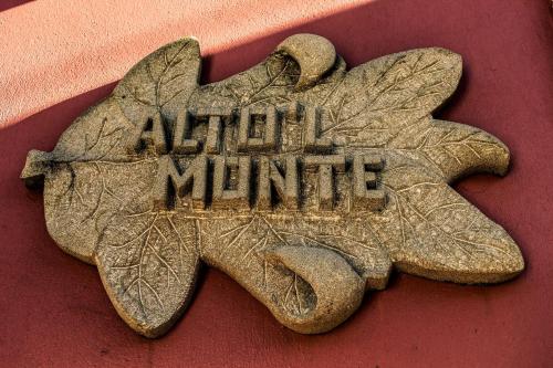 a metal sign with a leaf on a wall at Alto el Monte 1 - AR1414 in Luanco