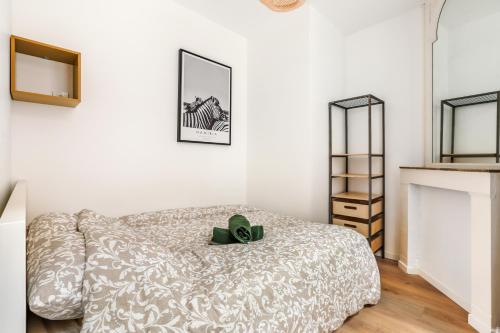 een witte slaapkamer met een bed en een open haard bij Cosy appartement proche gares #2 in Lille