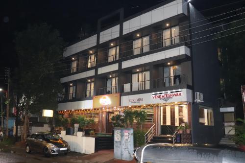 奧蘭加巴德的住宿－Hotel Venkateshwar，前面有停车位的建筑