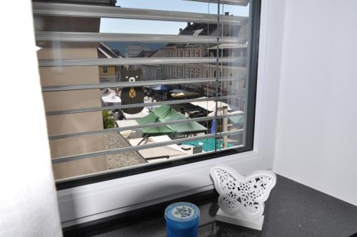 ein Fenster mit Stadtblick in der Unterkunft Apartman Benjo in Hermagor