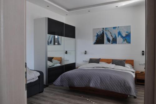 a bedroom with a bed and a mirror at Apartman Benjo in Hermagor