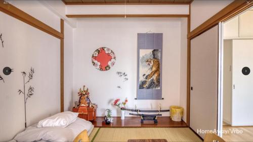 a bedroom with a bed and a table in it at V.Close to Shinjuku Kabukicho/Korean Town/FrWIFI C in Tokyo