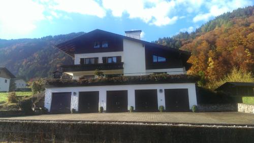 Nespecifikovaný výhled na hory nebo výhled na hory při pohledu z penzionu