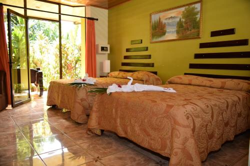 a bedroom with two beds with towels on them at Ara Ambigua Lodge in Sarapiquí