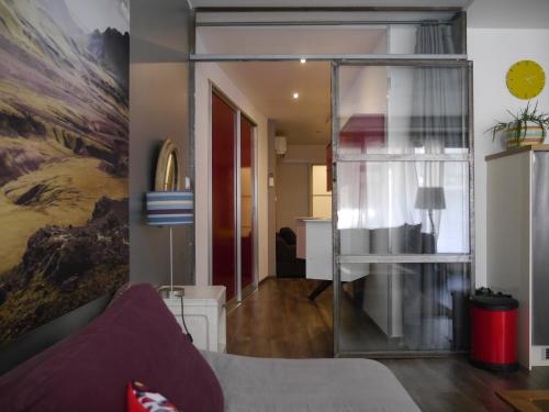 a living room with a couch and a painting on the wall at Campana in Avignon