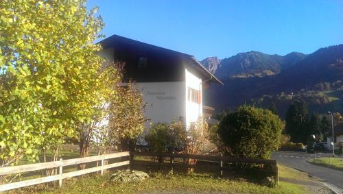 Edificio en el que se encuentra el hostal o pensión