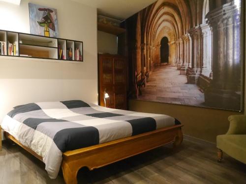 - une chambre avec un lit et une grande peinture murale dans l'établissement Campana, à Avignon